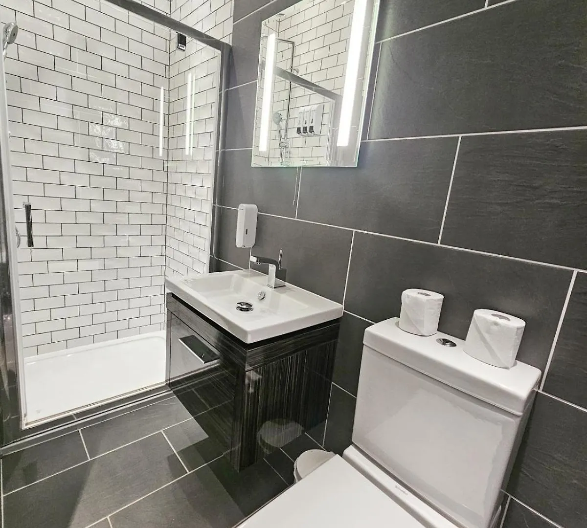 Spacious 2 Bedroom Apartment In The Heart Of New Town Edimburgo 0*,